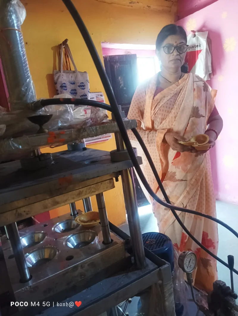 ओंकारेश्वर मोरटक्का में आटे के दीपक बनाने से जुड़ा विज्ञप्ति चित्र