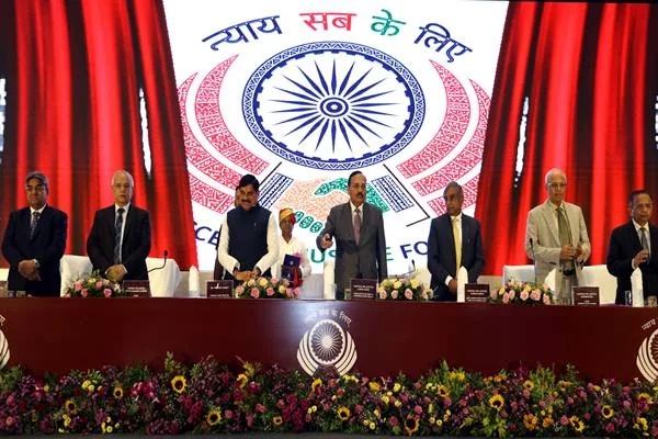 कन्वेंशन सेंटर में मुख्यमंत्री और न्यायमूर्तिगण दीप प्रज्ज्वलित कर रहे हैं
